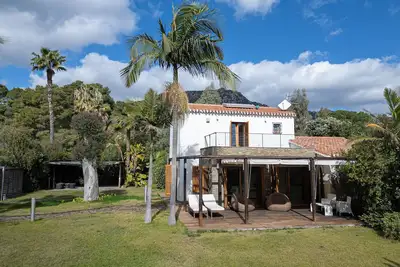 Image de Luxueuse villa de bord de mer avec parking