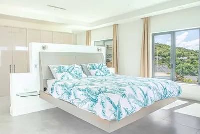 Image de Modern 3-bedroom Penthouse apt, private pool, a/c, sun deck, garden and parking