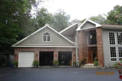 Image de Master suite with full bathroom, shower & jacuzzi - Shared kitchen and laundry.