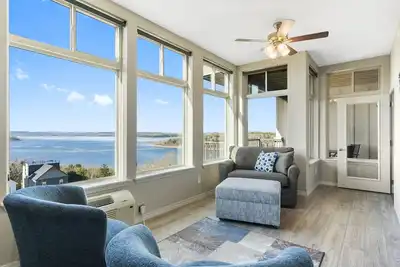 Image de Lakefront Branson Stay • Sunroom Retreat + Balcony Views •