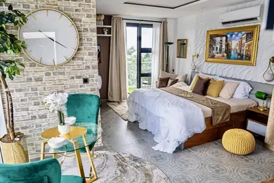 Image de Luxe rooftop studio in Cantonments steps away from Nekter lounge w/pool & gym