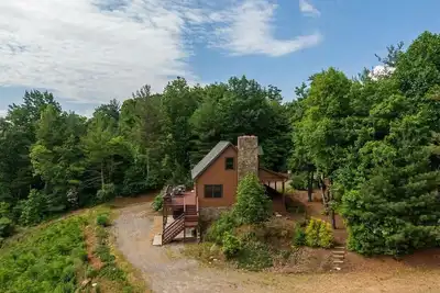 Image de Peaceful Log Cabin near Boone.