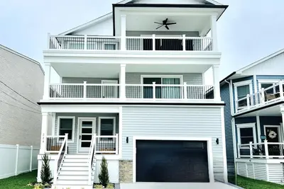Image de < 350 ft to Beach w/Ocean View - 7 Br
