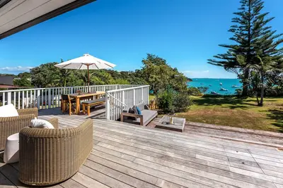 Image de Newly renovated waterfront home, with large flat lawn leading to the beach.