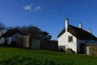 Image de A cosy thatched cottage in coastal location - a perfect eco-retreat for four