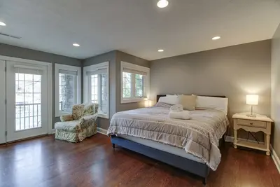 Image de Lakefront Home with Hot tub, dock, & 12 beds
