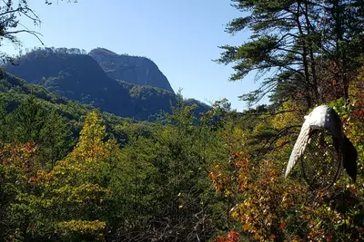 Image de Mountains-Lakes-Parks-Winery-Privacy-Serenity\nLeaf Peeping Paradise