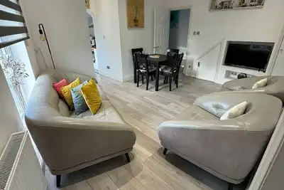 Image de EEJs Modern 3 bed apartment - near station