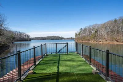 Beautiful Lakehouse with Dock and king bed Gainesville