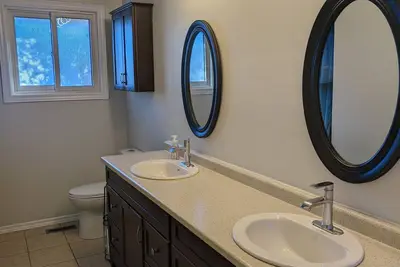 Image de Backyard Oasis with Pool, Hot tub & Fire table. 4 bedrooms, gym, & a yoga area!