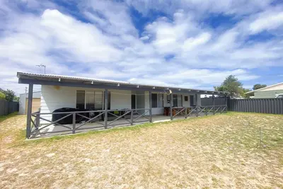 Image de Sea Breeze-A cosy 4×1 holiday home, just 300m from Lancelin Back Beach!
