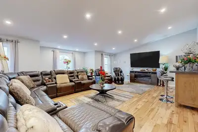 Image de Spacious home with large yard, great for groups, close to Portland & beaches