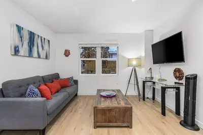 Image de The Sweetest Hideaway - 81 Walkscore!