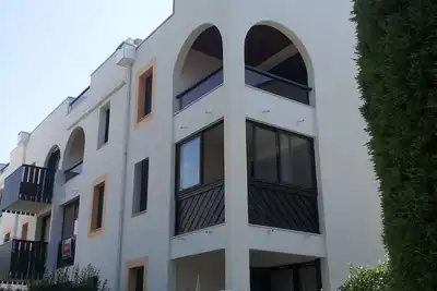 Image de appt deux pieces a 100 m de la place et à l oree de la foret