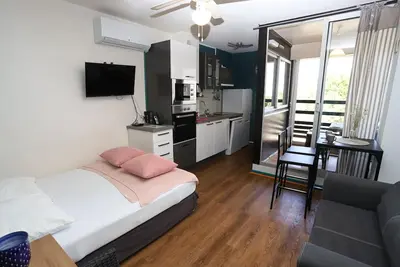 Image de St Cyprien superbe studio rénové proche du port