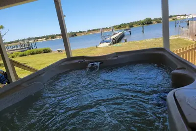 Image de Romantic winter Escape with dock and Hot tub.