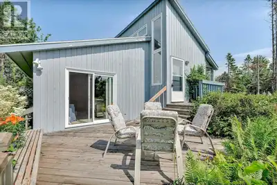 Image de Waterfront 2 Br cottage on 1 acre private lot walking distance to beaches!
