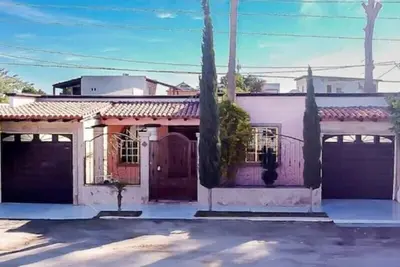 Image de Stylish Getaway with Private Pool, Fire Pit & Xbox – Walk to the Beach!