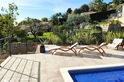 Image de vue mer et piscine.