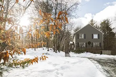 Image de Secluded contemporary home abuts green space. Walking trails outside your door.