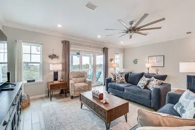 Image de Pensacola Golf Getaway w/ Pool + Beach Access!