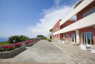 Image de Modern-style villa nestled in a ' green oasis with panoramic views