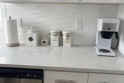 Bright 3 Br huge private deck 1. 5 blocks to beach