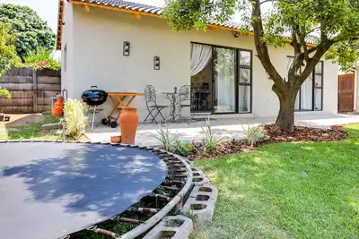 Image de Luxe Suburban Haven 10 mins away from Or Tambo Airport. Load shedding Friendly