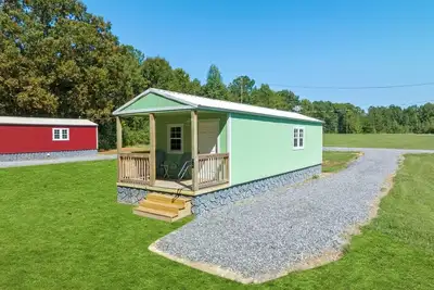 Image de Tiny cabin on 10 acres with pond