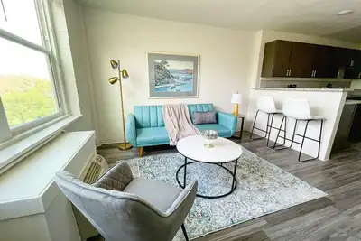 Sleepover: Vibrant 1bd/1ba + Gym - Cincinnati