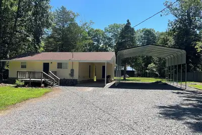 Image de 2-bedroom house in Higden with 24x30 covered  parking for boats and lake toys! !