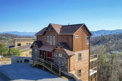 Image de Luxury Cabin with Views of Mt. Leconte! Rare Find