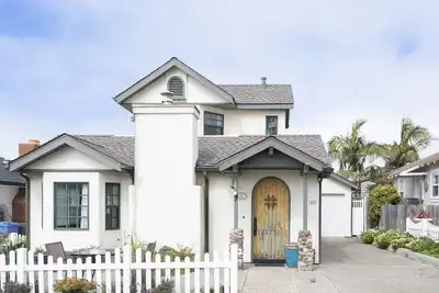 Image de Enchanting 2-bedroom home half a block to the beach