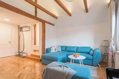 Image de Historic Haven with Breathtaking Mountain View - Explore the Heart of the City