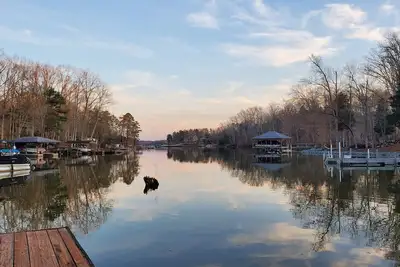Image de Cozy Lakehouse on Quiet Cove