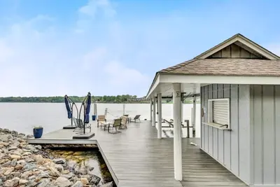 Image de Latitude Adjustment- Pet-friendly home with wide open water &  sunset views.