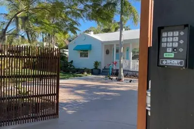 Image de Charming cottage, fast Wifi, dog Ok, Fenced & Gated, walk to Ave, 8 min to beach