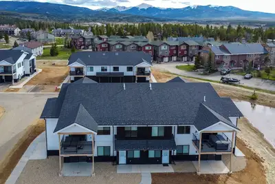 Image de 2 Mi to Fraser Tubing Hill: Condo w/ Fireplace!