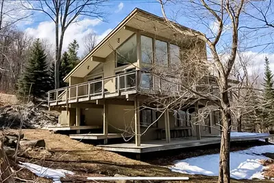 Image de Dog-friendly ski-in/ski-out retreat with views, fireplace, & washer/dryer