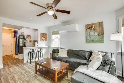 Image de < 1 Mi to Downtown Conroe: Charming Apartment