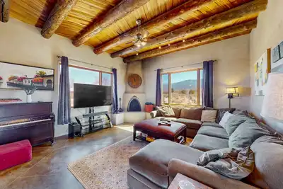 Image de Dog-friendly home with amazing Taos Mountain & El Salto views, W/D, & jetted tub