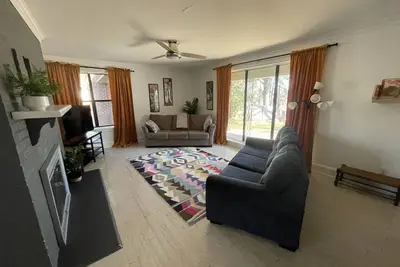 Image de Mid-Century w/ large private fenced backyard! No added cleaning or pet fees!