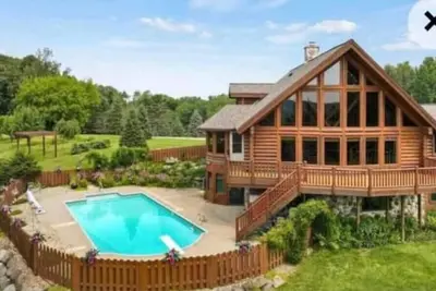 Image de Modern cabin with pool and hot tub and outdoor sauna! Wanderlust Cabin!