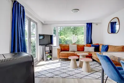 Image de Cozy Veluwe forest chalet with an atmospheric pellet stove.