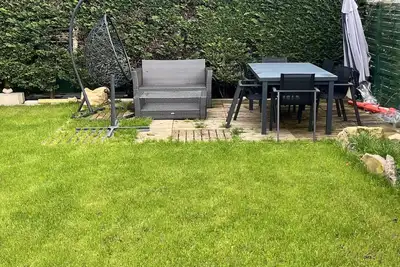 Image de maison avec beau jardin et jacuzzi