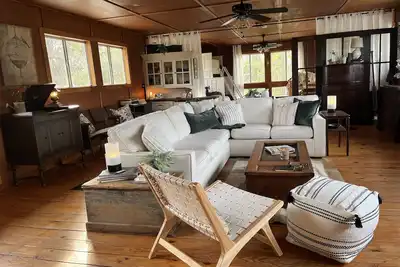 Image de Unique TreeLoft with 360° views of treetops. Near Natchez Trace and Reservoir.