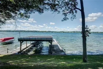 Image de Lakeside Luxury Retreat- 5 Bedroom home with expansive Skaneateles lake frontage