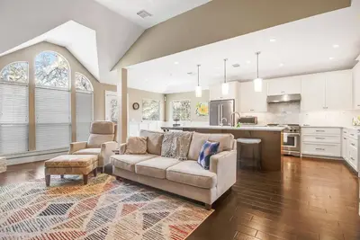 Image de Spacious home near Austin with office, enclosed backyard, patio, playground, Ac