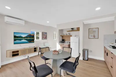 Image de Clean Stylish 2 Beds free parking for Small groups