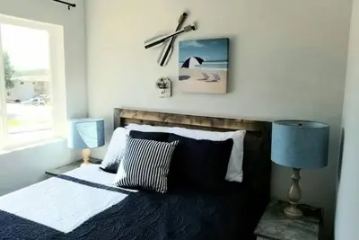 Image de Cozy 2-bedroom suite with full kitchen, living room (couch, 2 chairs), dining table (2 stools), smart Tv with cable. Perfect for short or long stays.